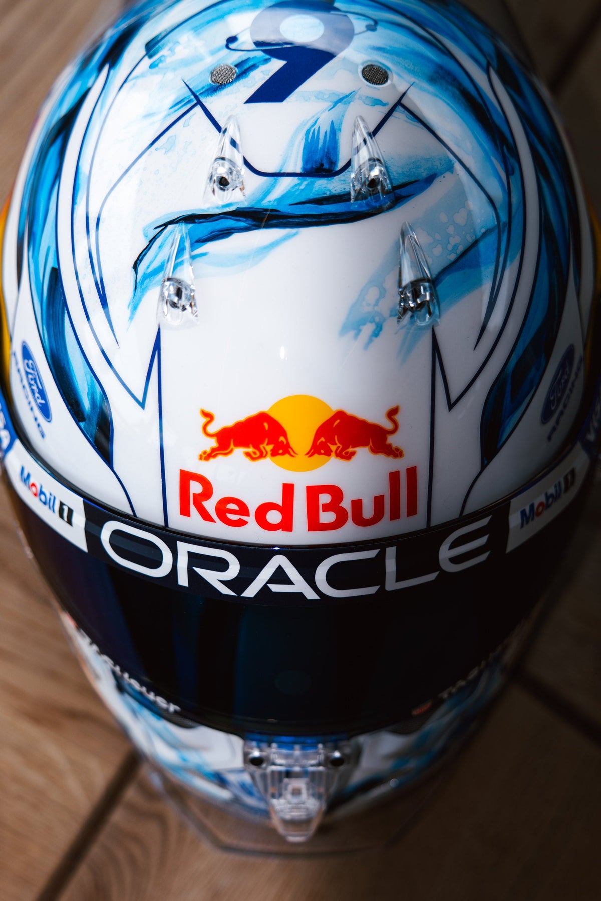Top of the helmet, with the number 6 in Delft blue
