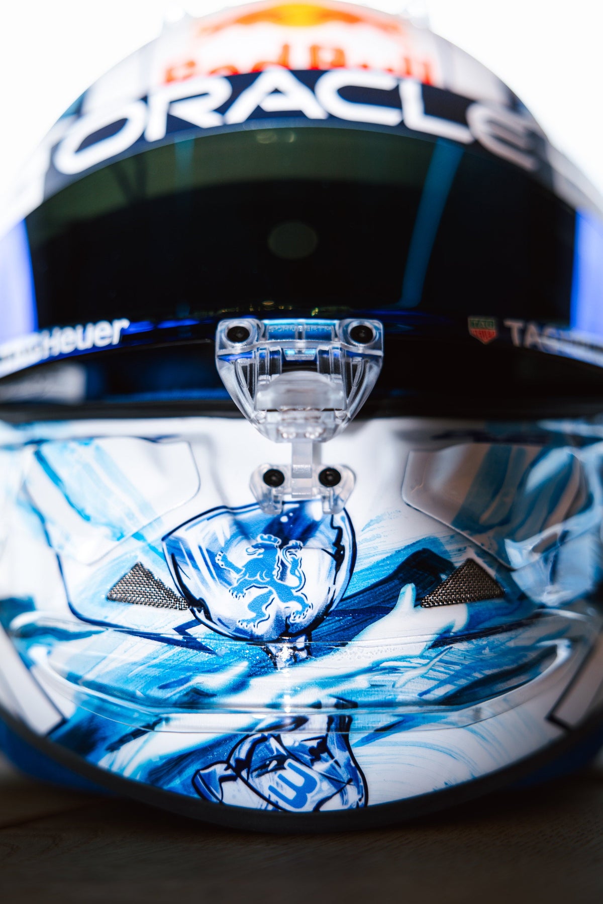 Rear view of the helmet, visor and the Dutch lion